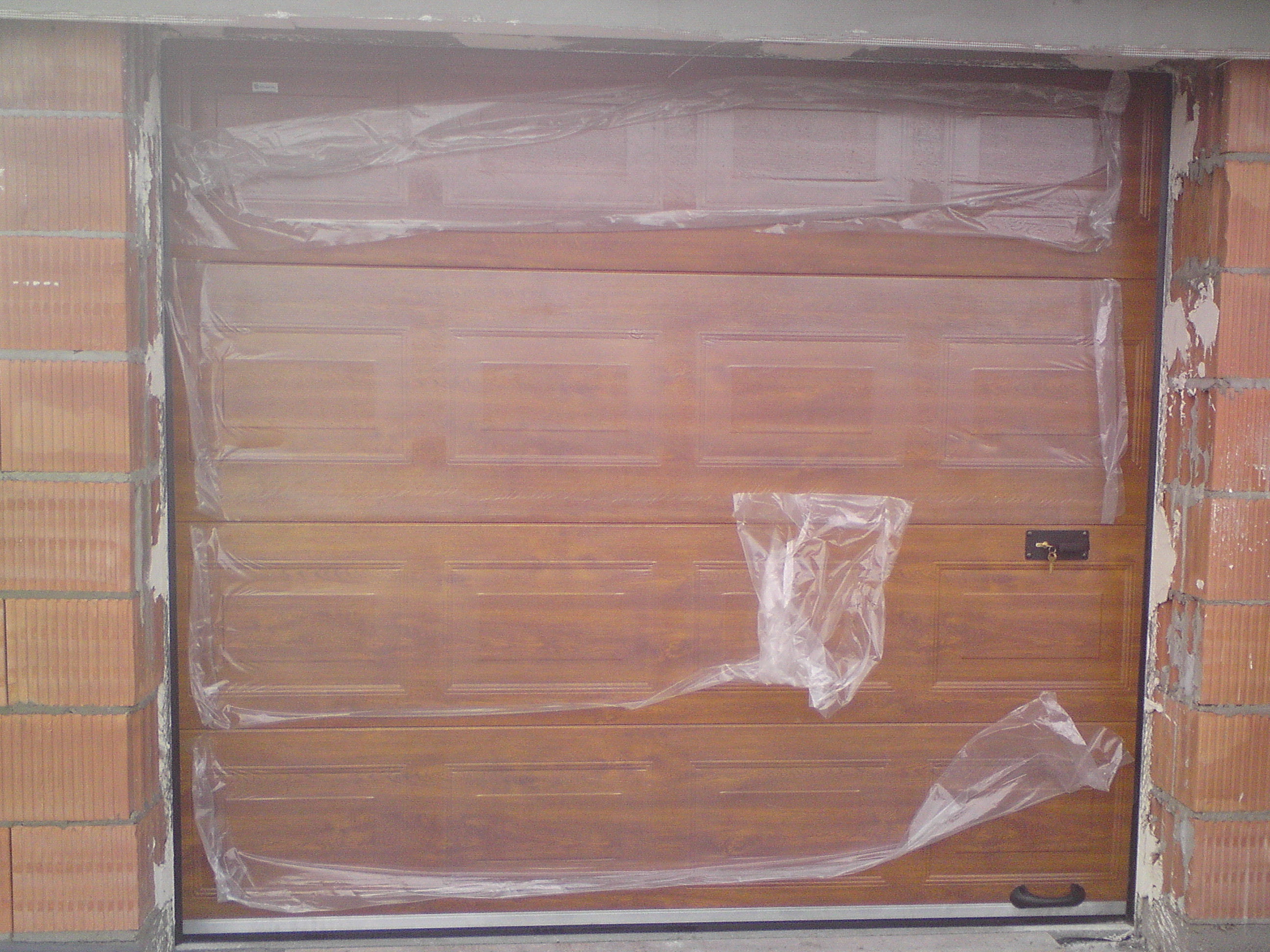 Brama segmentowa z panela z pianą poliuretanową 4