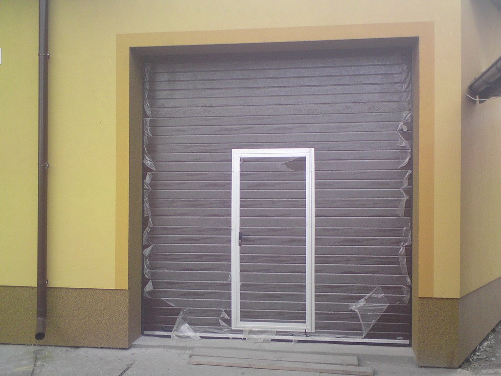 Brama segmentowa z panela z pianą poliuretanową 11